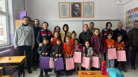 Sivas'ta Jandarmadan Öğrencilere Sürpriz Karne Hediyesi
