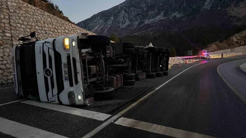 Antalya'da Tır Devrildi İki Yaralı Var