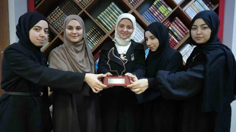 İzmitli Kız Öğrenciler Arapça Münazarada İkincilik Elde Etti