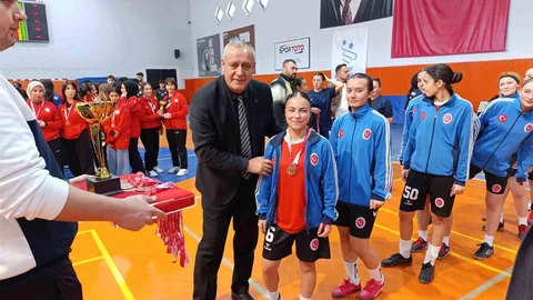 Niğde'de Genç Kızlar Futsal Müsabakaları Tamamlandı