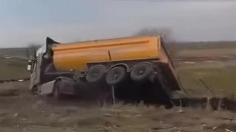 Diyarbakır'da Devrilen Kamyonda Sürücü Yaralandı