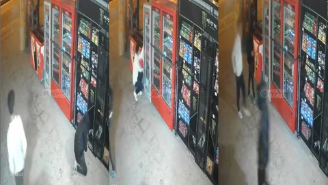 Mezitli'de Tekel Bayii Önündeki Dolaptan Hırsızlık: Şüpheliler Ürünleri Kapıp Kaçtı, Görüntüler Ortaya Çıktı