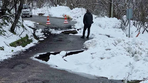 Sakarya'da Heyelan Sonrası Yol Kapandı