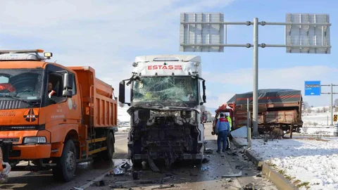 Samsun'da Tır ve Kamyonet Çarpıştı