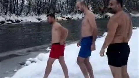 Tunceli'de Üç Arkadaşın Cesur Yüzme Anları