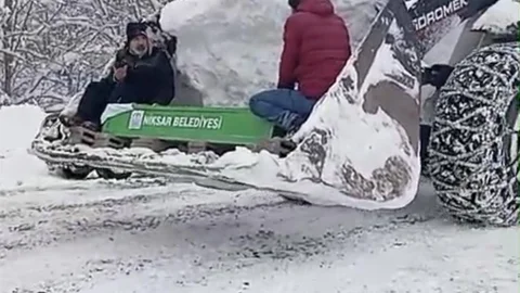 Kar nedeniyle cenaze iş makinesiyle taşındı