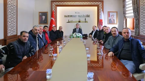 Bayburt'ta Vali Eldivan Muhtarlarla Toplantı Yaptı