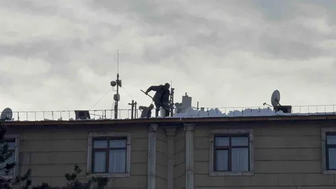 Tatvan'da Çatılardaki Kar ve Buz Tehlikesi