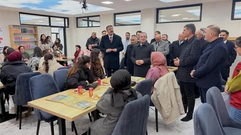 Hakkari'de Gençlik Merkezi Etüt Salonu Açıldı