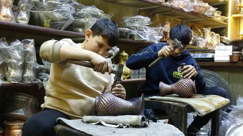 Mustafa Cengiz Çocuklarına Mesleğini Öğretiyor