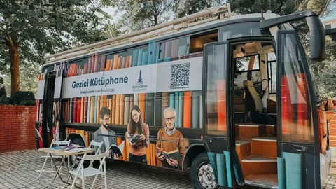 Gezici Kütüphane İzmir'de Yollara Çıkıyor