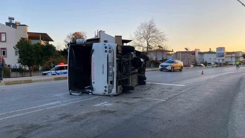 Antalya'da Midibüs ve Otomobil Çarpıştı