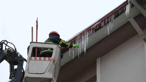 Sivas'ta Buz Sarkıtları Tehlike Oluşturdu