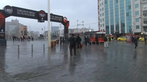Taksim'de Kar Yağışı Etkili Oluyor