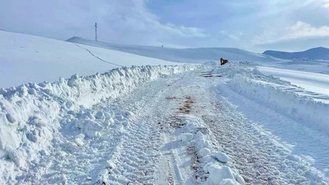 Siirt'te Yol Açma Çalışmaları Devam Ediyor