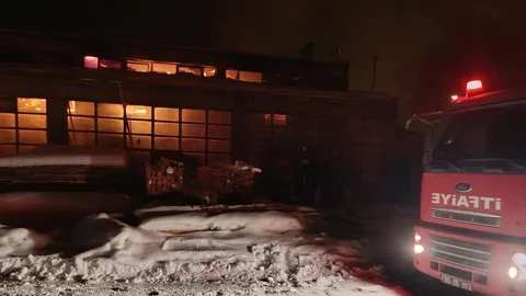 Erciş'te Marangoz Atölyesi Yangını