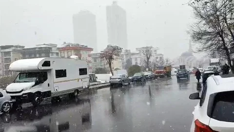 Kartal’da Kısa Süreli Kar Yağışı Görüldü