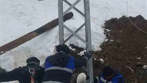 Çüngüş'te Elektrik Direkleri Onarıldı