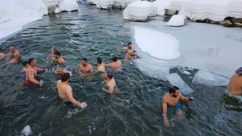 Rize'de Kış Yüzme Şenliği Yapıldı