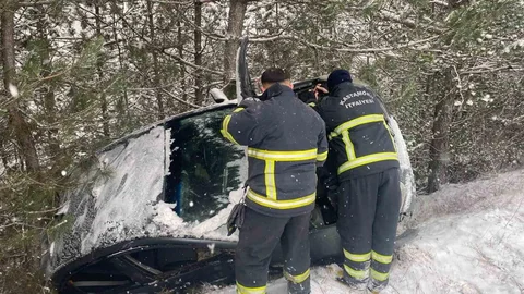 Kastamonu'da Otomobil Şarampole Yuvarlandı