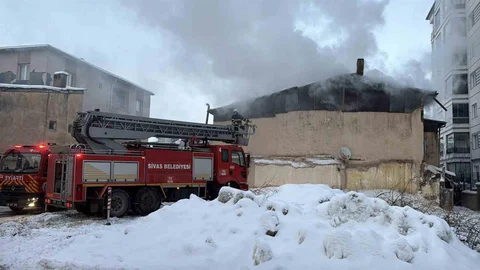 Sivas'ta Çatı Yangını Kontrol Altına Alındı