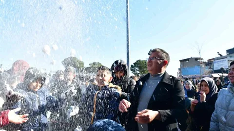 Kar Yağmayan Alaşehir'de Çocuklara Kar Sürprizi