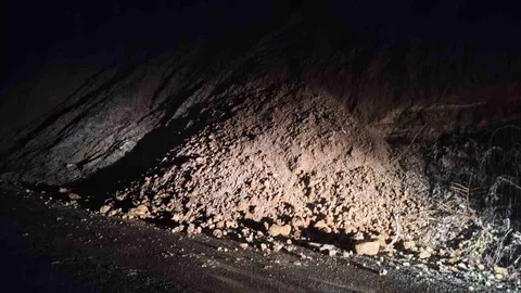 Çaycuma'da Heyelan Trafik Akışını Durdurdu