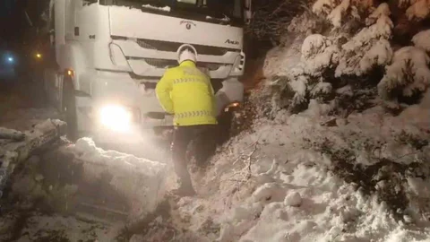 D850 Kara Yolu Niksar'da Kapandı