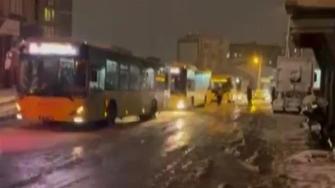 Pendik'te İETT Otobüsü Yolda Kaldı