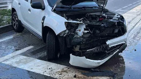 Otomobil Tabelaya Çarptı, 8 Kişi Yaralanmadan Kurtuldu