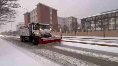 Pendik’te Karla Mücadele Çalışmaları Devam Ediyor