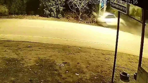 Hatay'da Elektrik Direğine Çarpan Otomobil Kazası