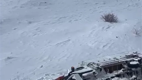 Çekici Şarampole Devrildi, Araçta Maddi Hasar Oluştu