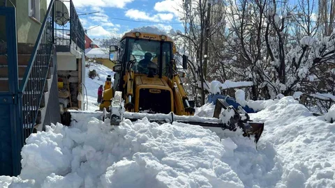 Sivas'ta Muhtar Kapanan Yolları Kendisi Açtı