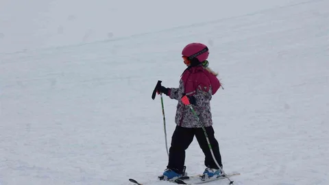 Kars'ta Çocuklar Kayak Öğreniyor