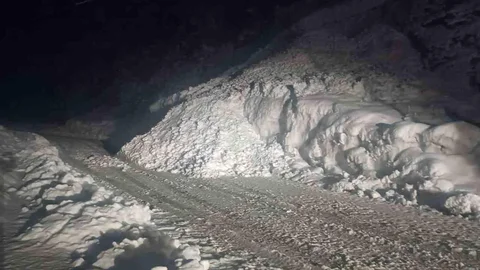 Şırnak'ta Çığ Düşmesi Nedeniyle Yol Kapandı