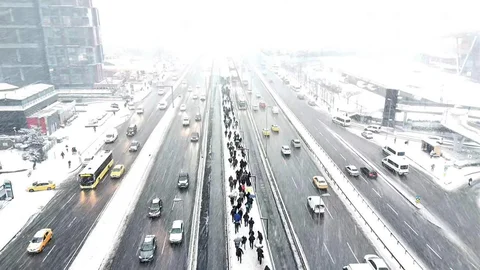 İstanbul Bahçelievler'de Kar Yağışı Görüntülendi
