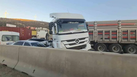 Hatay'da 12 Araçlı Trafik Kazası
