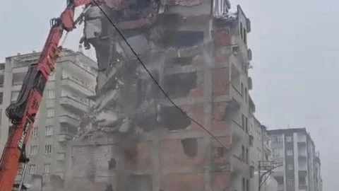 Diyarbakır'da Yıkılan Bina 30 Saniyede Çöktü