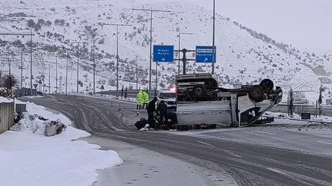 Gercüş'te Meyve Yüklü Kamyonet Devrildi