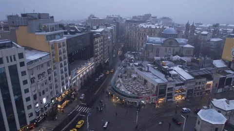 Taksim'de Kar Yağışı Etkili Olmaya Devam Ediyor