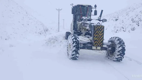 Elazığ'da Kar Yağışı Yol Kapatmaya Devam Ediyor