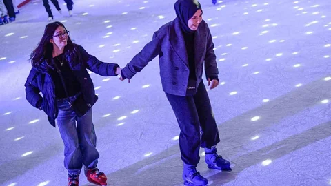 İzmir'de Kış Eğlencesi Buz Pistinde