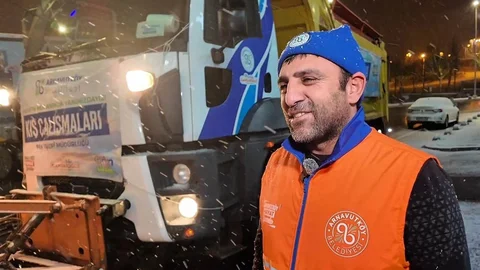 Arnavutköy'de Kar Küreme Aracından Çay İkramı