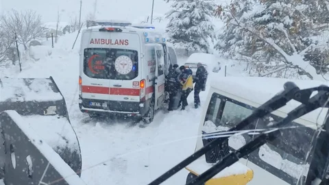 Hakkari'de Yolda Kalan Ambulansa Yardım Geldi