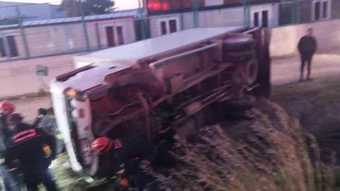 Serik'te Kamyonet Devrildi, Sürücü Yaralandı