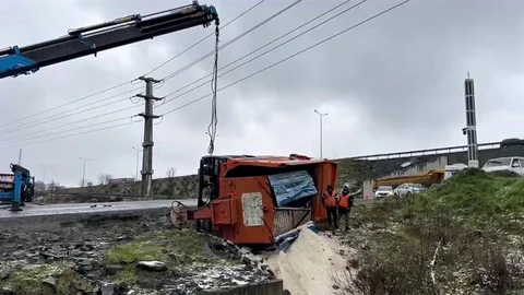 Eyyüpsultan'da Kar Küreme Aracı Devrildi