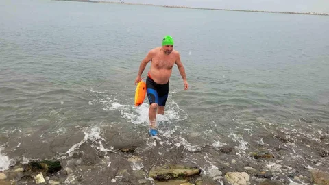 Soğukta Denizde Yüzdü