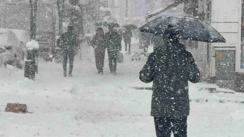 Tatvan’da Yoğun Kar Yağışı Devam Ediyor