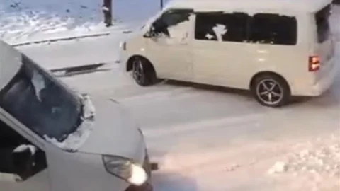 Sultangazi'de Kar Yağışı Kazalara Yol Açtı